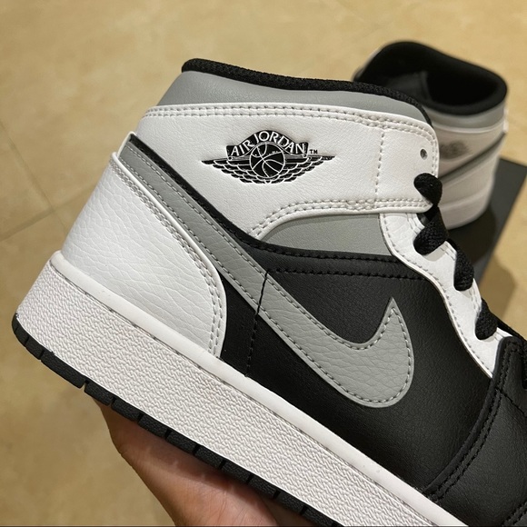 Air Jordan 1 Mid - Picture 2 of 7